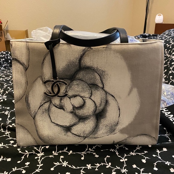 🔴SOLD🔴Authentic RARE New CHANEL Camilla Tote - Picture 2 of 16